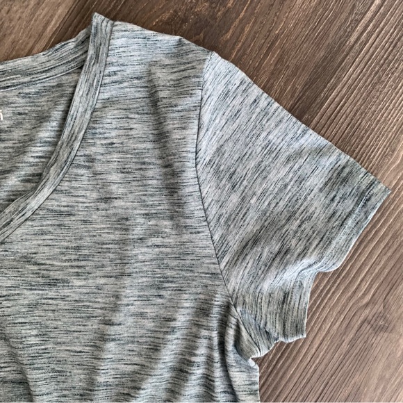 GapFit Breath V-Neck - Picture 6 of 7